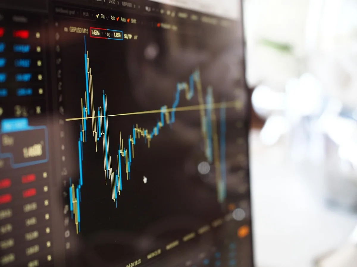 Finanční gramotnost Čechů mírně roste, nejvíce u mladých investorů