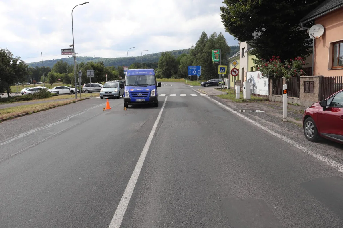Dodávka v Novém Boru narazila do přecházející chodkyně. Policie hledá svědky