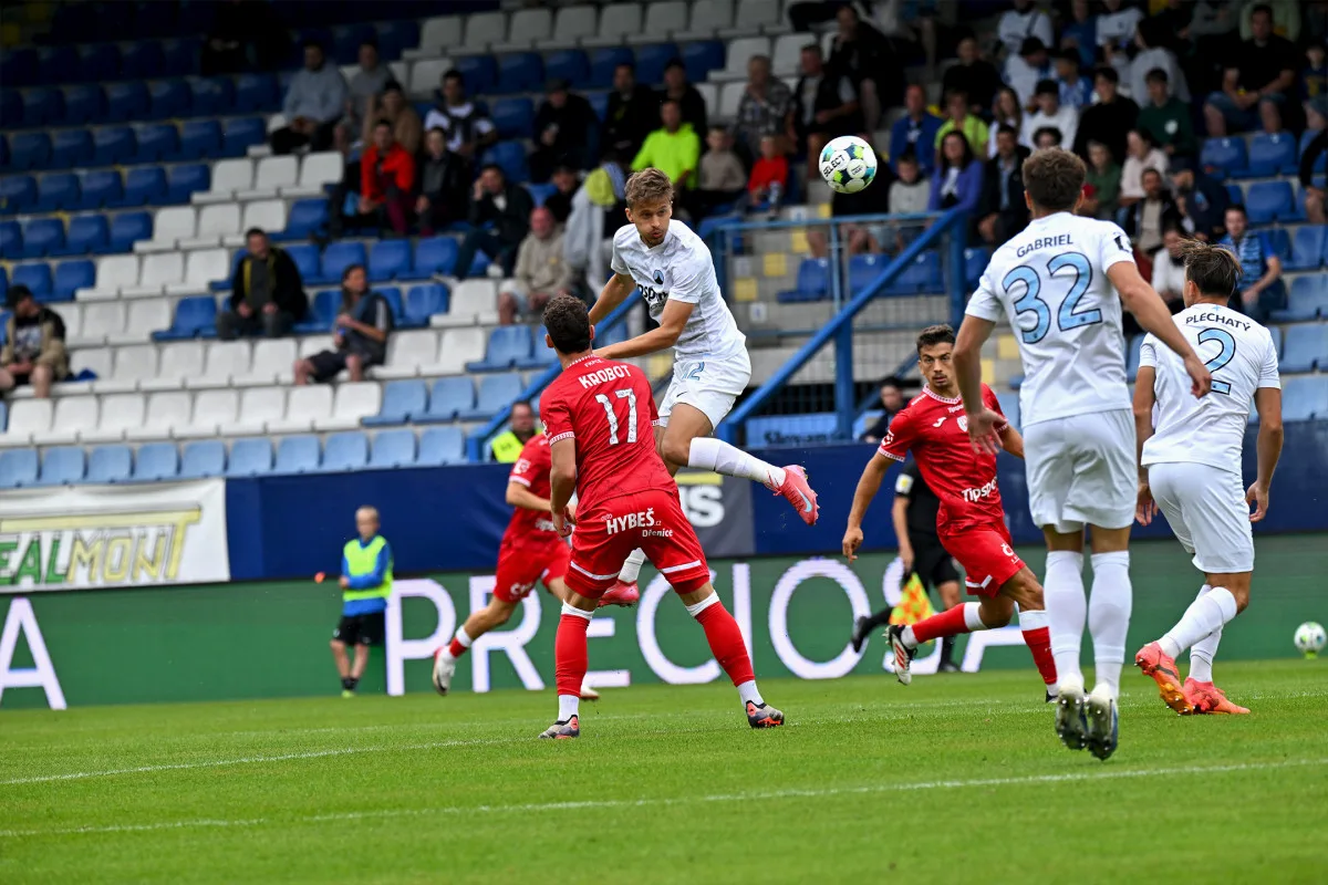 Slovan zvládl domácí premiéru, Pardubice porazil 2:1