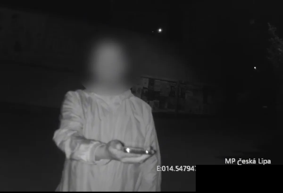 Omlouvám se, pane policajt. Muž chtěl platit jen bezkontaktně, museli přijet strážníci