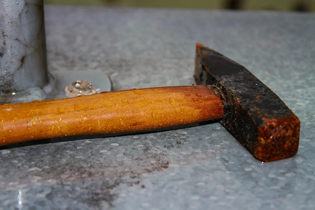 Hrůza v Jablonci: bezdomovec napadl ženu v jejím domě kladivem, hrozí mu 10 let