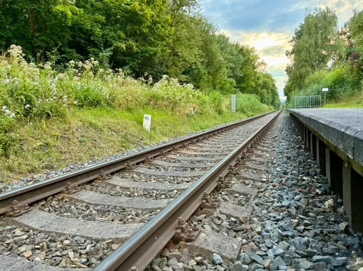 Chvíli od tragédie. V České Lípě zabránil sražení seniora vlakem kolemjdoucí