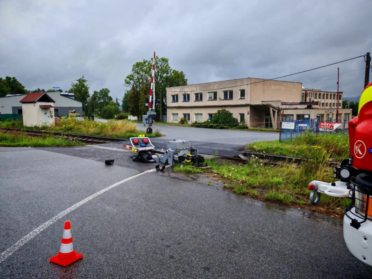 Kamion v Ostašově zbořil signalizační zařízení, vlaky na Českou Lípu nejezdí