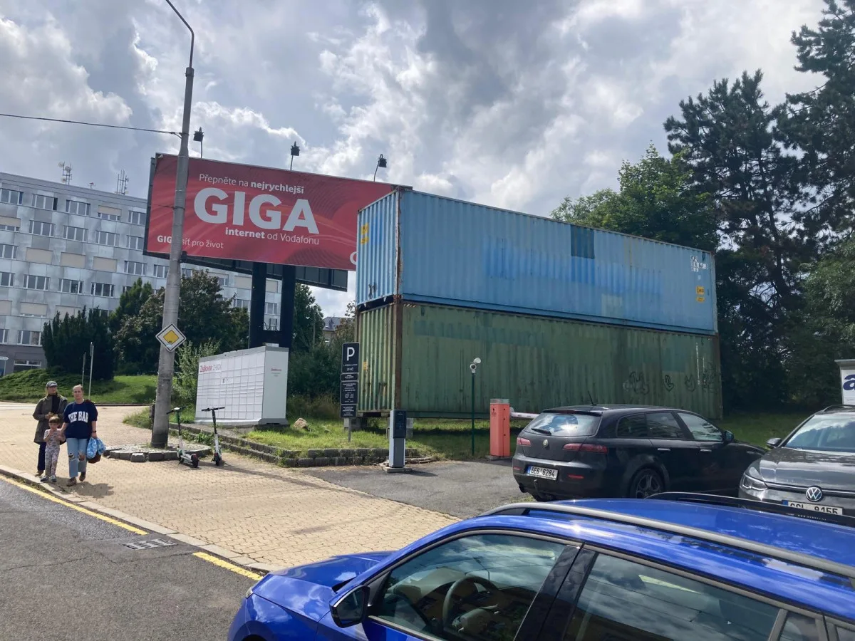 Po buňkách zmizí od autobusáku i lodní kontejnery. Vlastník je musí odstranit
