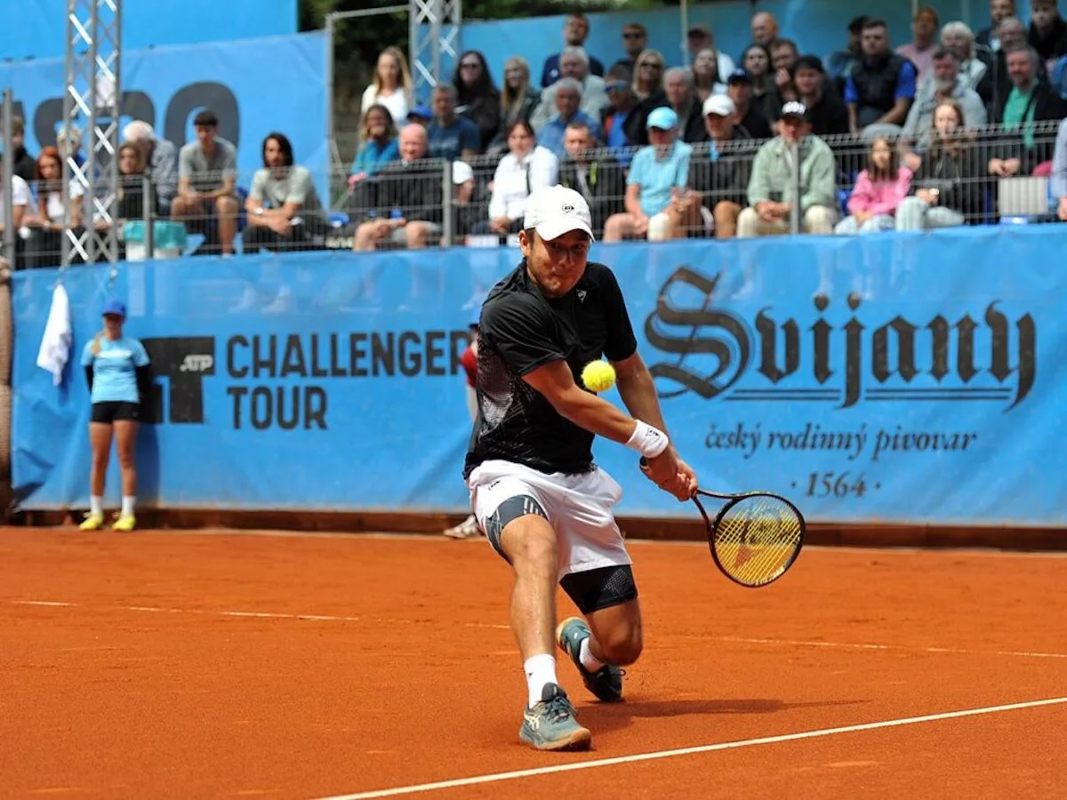 Tenisové Svijany Open vyhrál Peruánec Bueno. Ve finále mu stačil set