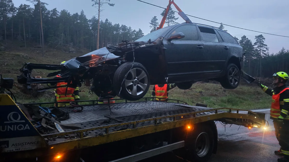 Vážná nehoda v Hradčanech na Českolipsku. Řidičku transportoval do nemocnice vrtulník
