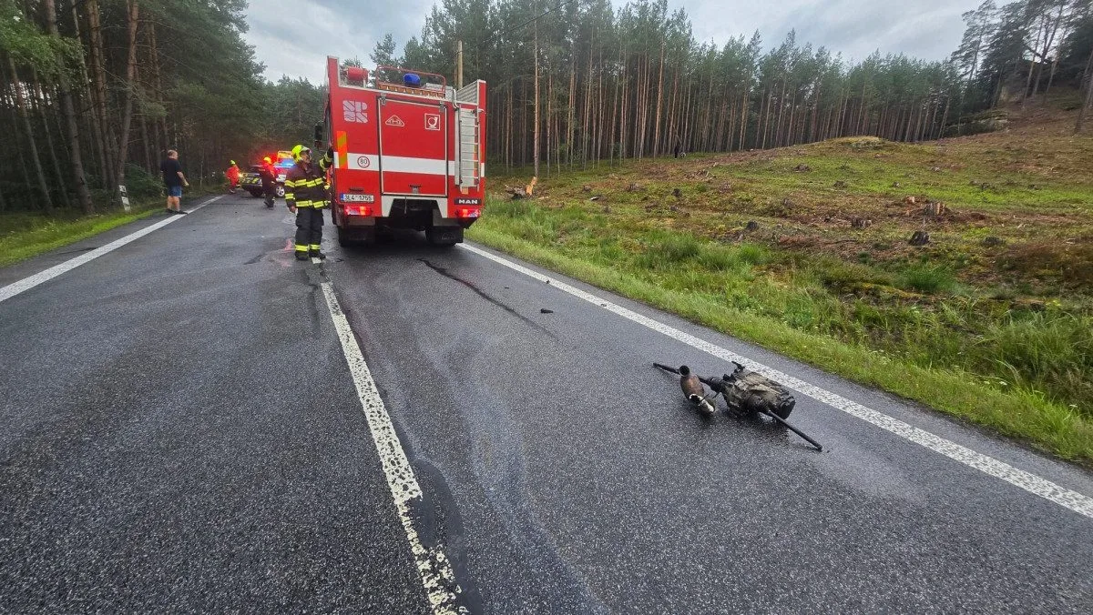 Vážná nehoda v Hradčanech na Českolipsku. Řidičku transportoval do nemocnice vrtulník