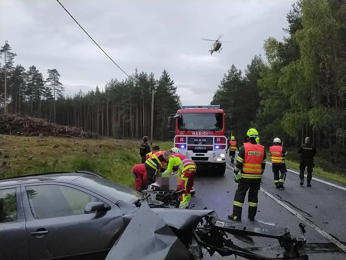 Vážná nehoda v Hradčanech na Českolipsku. Řidičku transportoval do nemocnice vrtulník