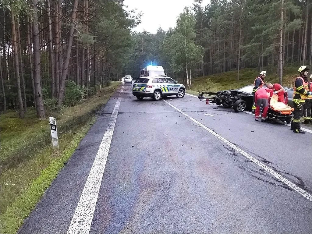 Vážná nehoda v Hradčanech na Českolipsku. Řidičku transportoval do nemocnice vrtulník