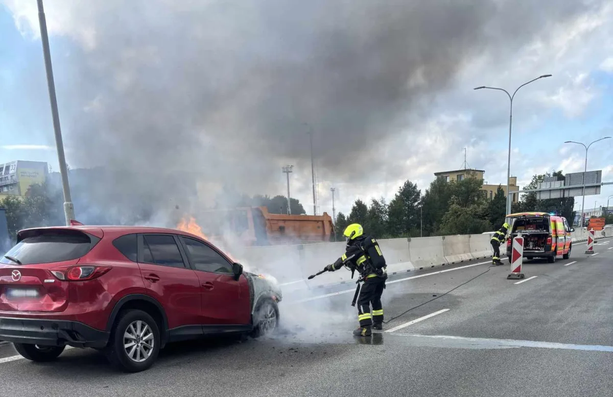 Na průtahu Libercem hořelo odpoledne poblíž tunelu auto, doprava stála