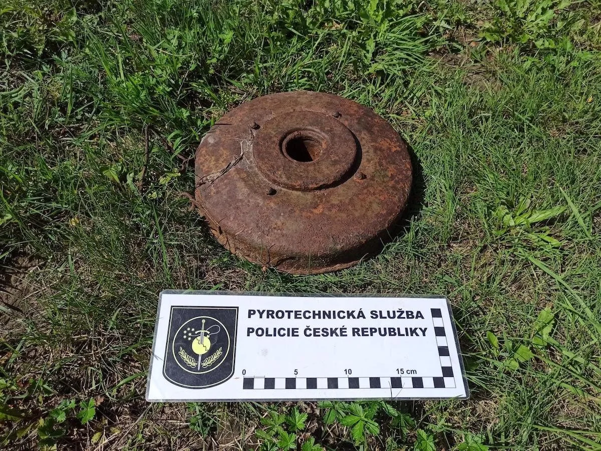 Houbaři našli v Ralsku cvičnou potitankovou minu. Ležela v lese na jehličí