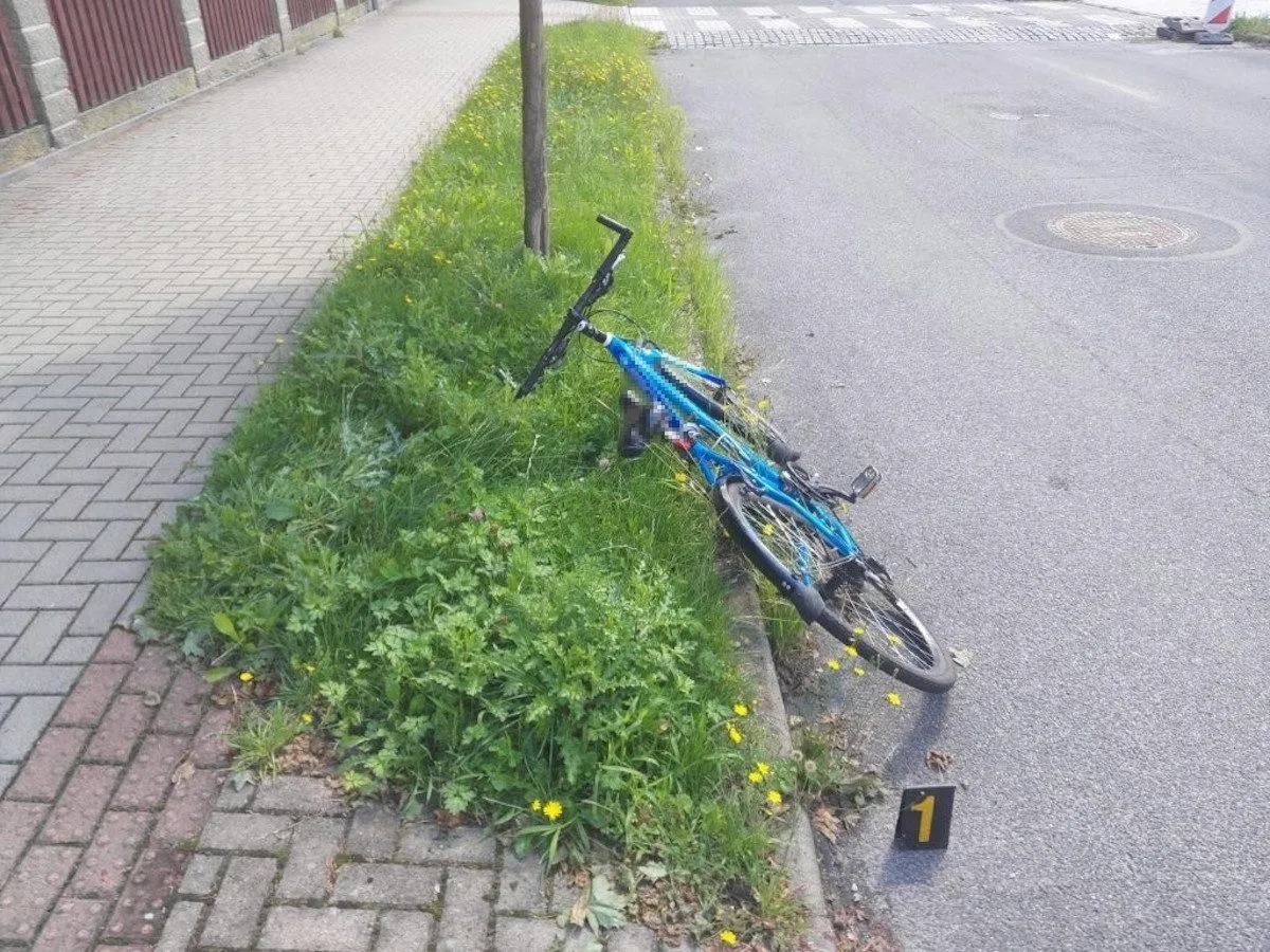 Senior spěchal pro oběd a havaroval na kole. Prudce zabrzdil a letěl přes řídítka