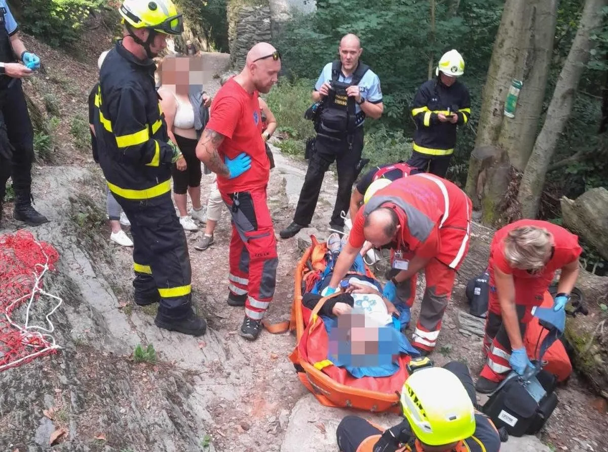 Špatné šlápnutí a pád. Žena se na Bezdězu zřítila ze čtyřicetimetrového srázu