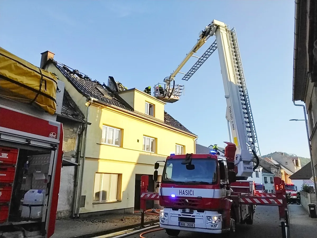 Požár domu v Žandově. Na místě zasahovalo osm jednotek hasičů