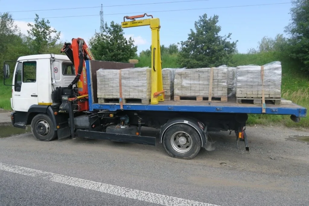 Tragédie na Českolipsku. Chodce zabily dlažební kostky uvolněné z projíždějícího náklaďáku