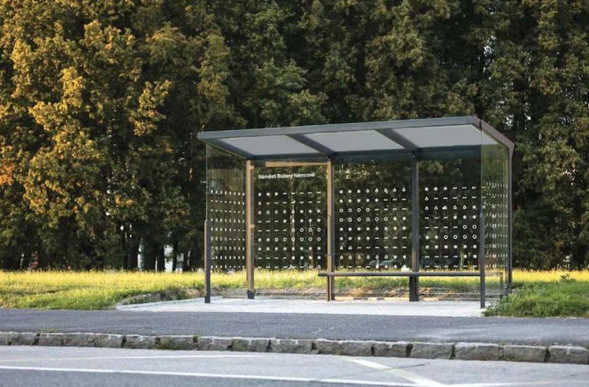 V Jablonci začíná výměna autobusových zastávek. Do konce prázdnin jich bude patnáct