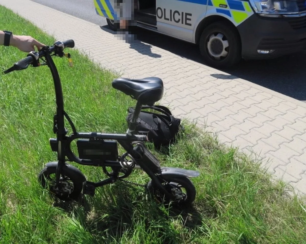 Nezlobte se, nebrzdí mi to. Mladík na elektrokole srazil na chodníku muže a ujel