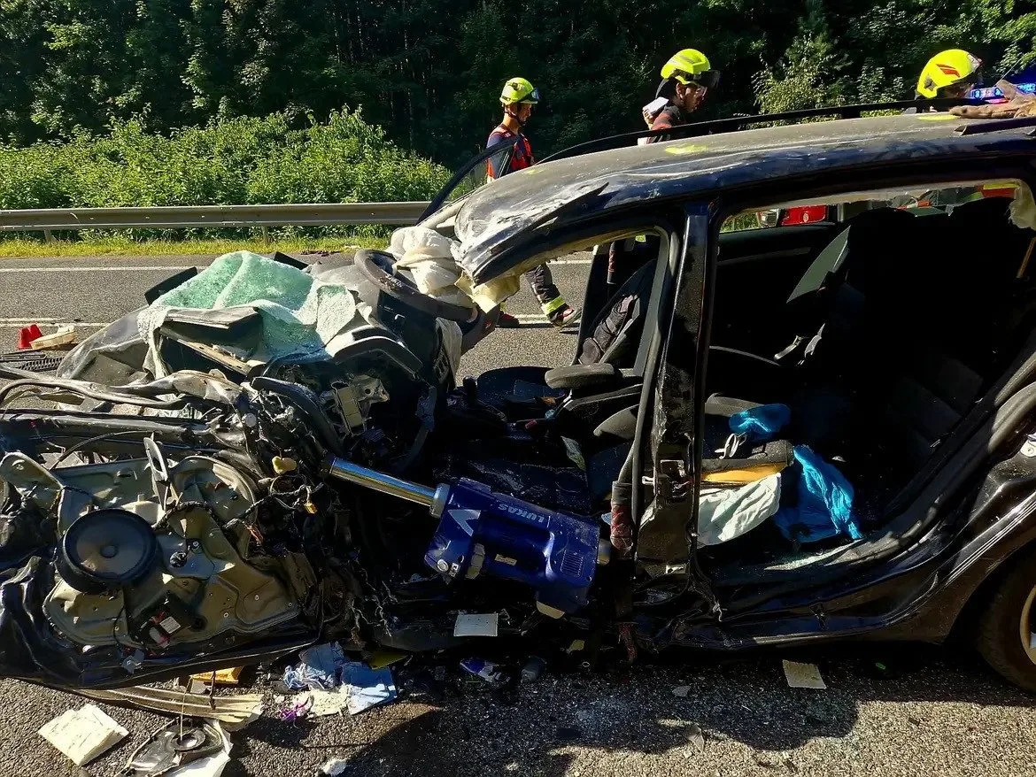 Tragická nehoda. Při střetu tří aut u Bílého Kostela zemřela řidička