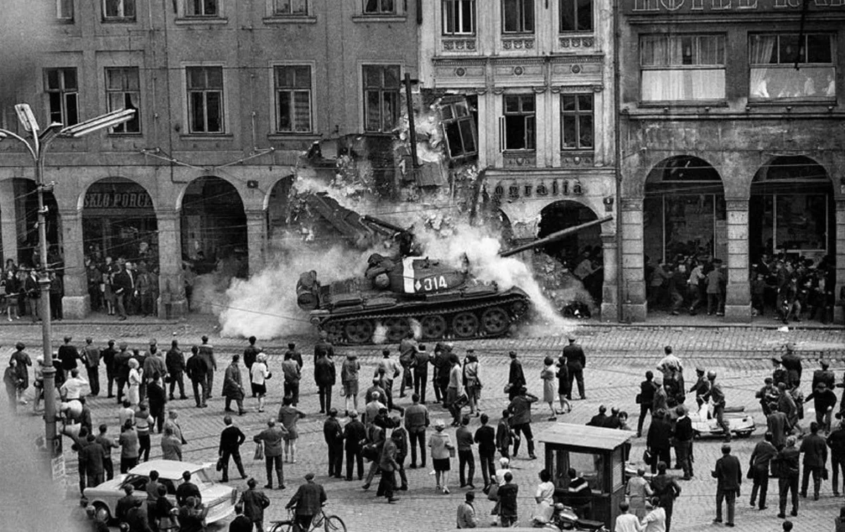Ikonická fotografie tanku bořícího podloubí v Liberci během 21. srpna 1968.