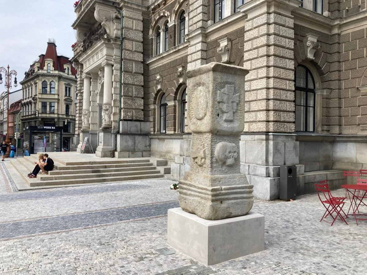 Nároží liberecké radnice zdobí nově morový sloup, do města se vrátil po 56 letech