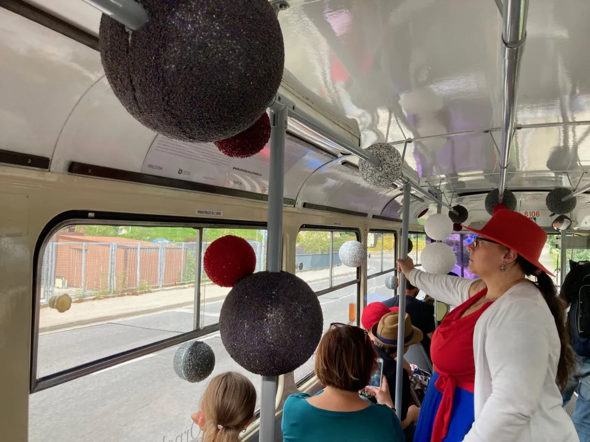 Mezi Libercem a Jabloncem jezdí speciální tramvaj ozdobená 150 kilogramy korálků