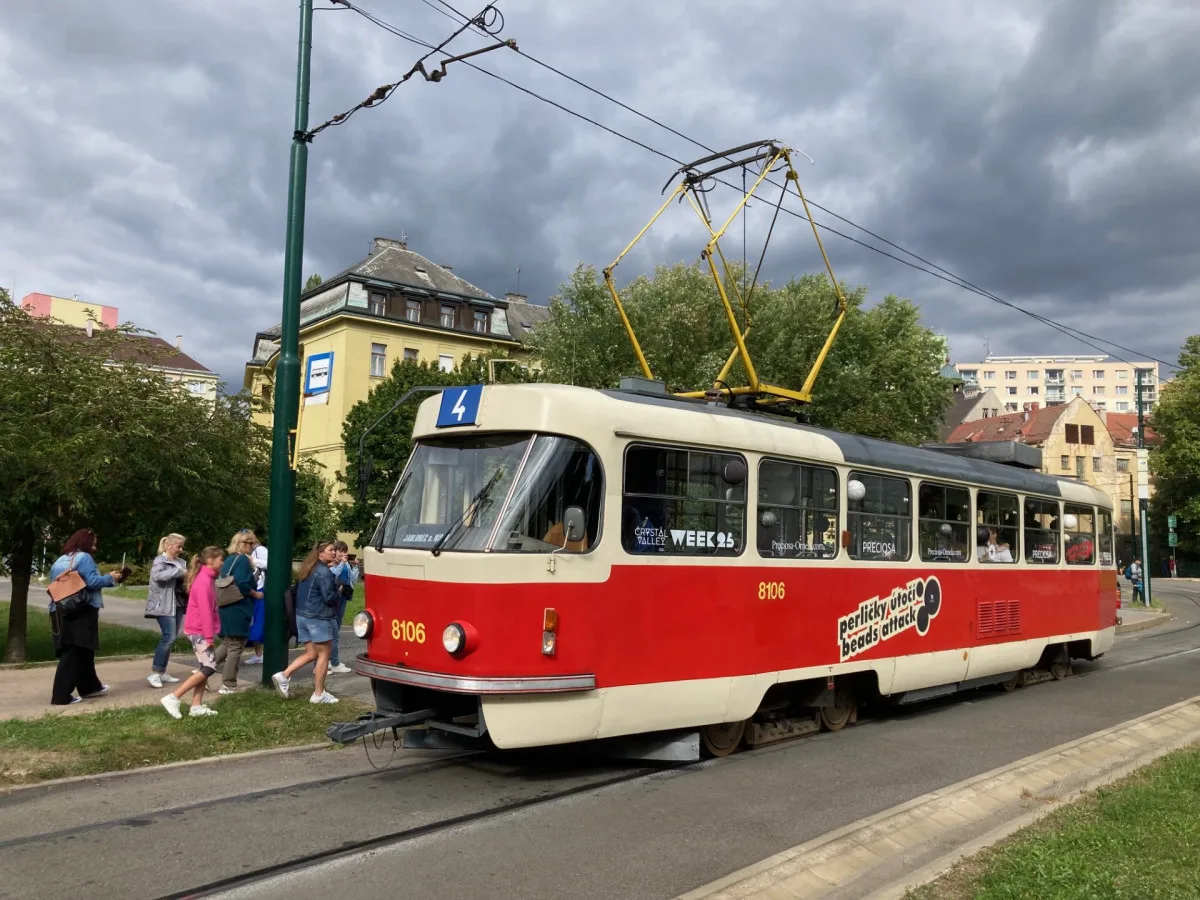 Mezi Libercem a Jabloncem jezdí speciální tramvaj ozdobená 150 kilogramy korálků