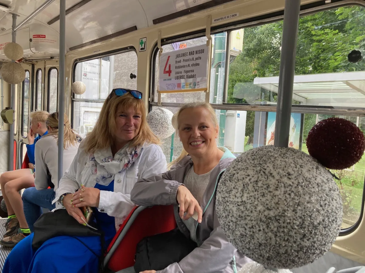 Mezi Libercem a Jabloncem jezdí speciální tramvaj ozdobená 150 kilogramy korálků