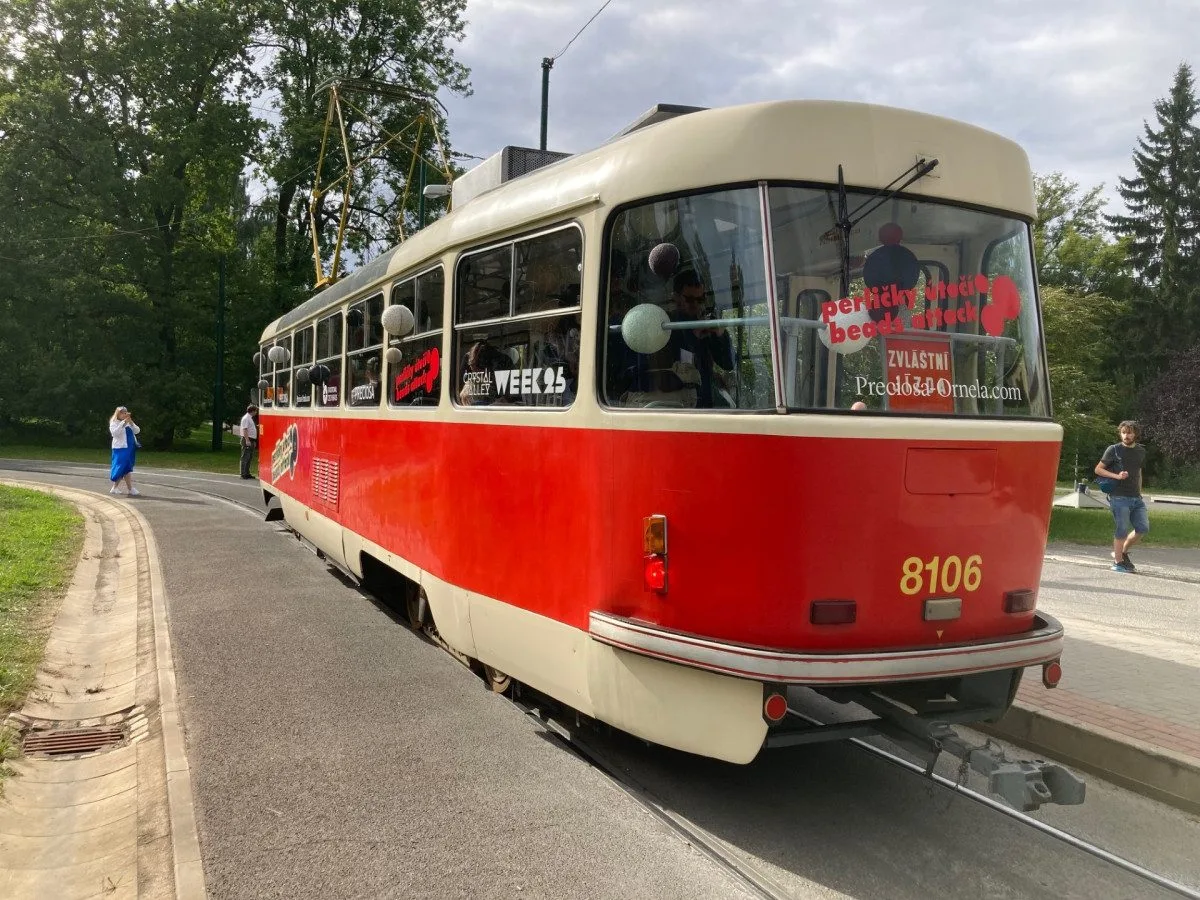 Mezi Libercem a Jabloncem jezdí speciální tramvaj ozdobená 150 kilogramy korálků