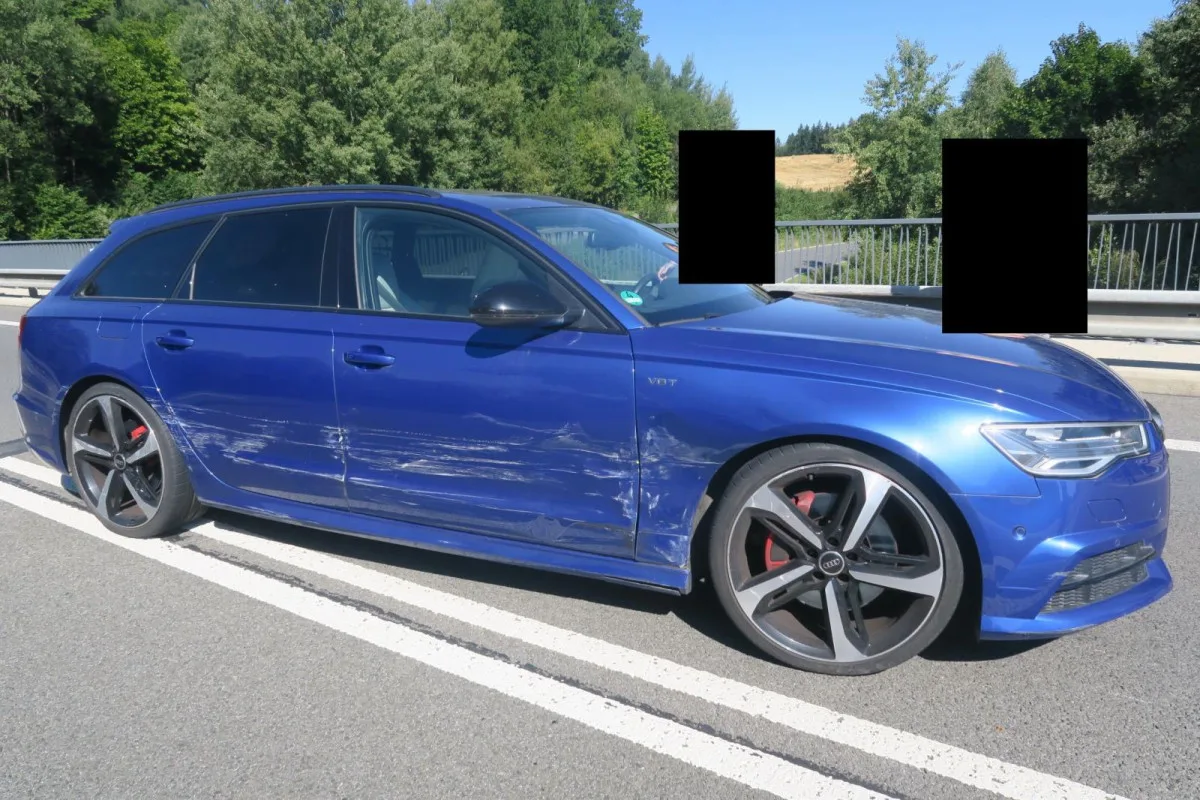 Řidička s kradeným autem srazila policistu a ujížděla. Policisté jí cestu zahradili kamionem