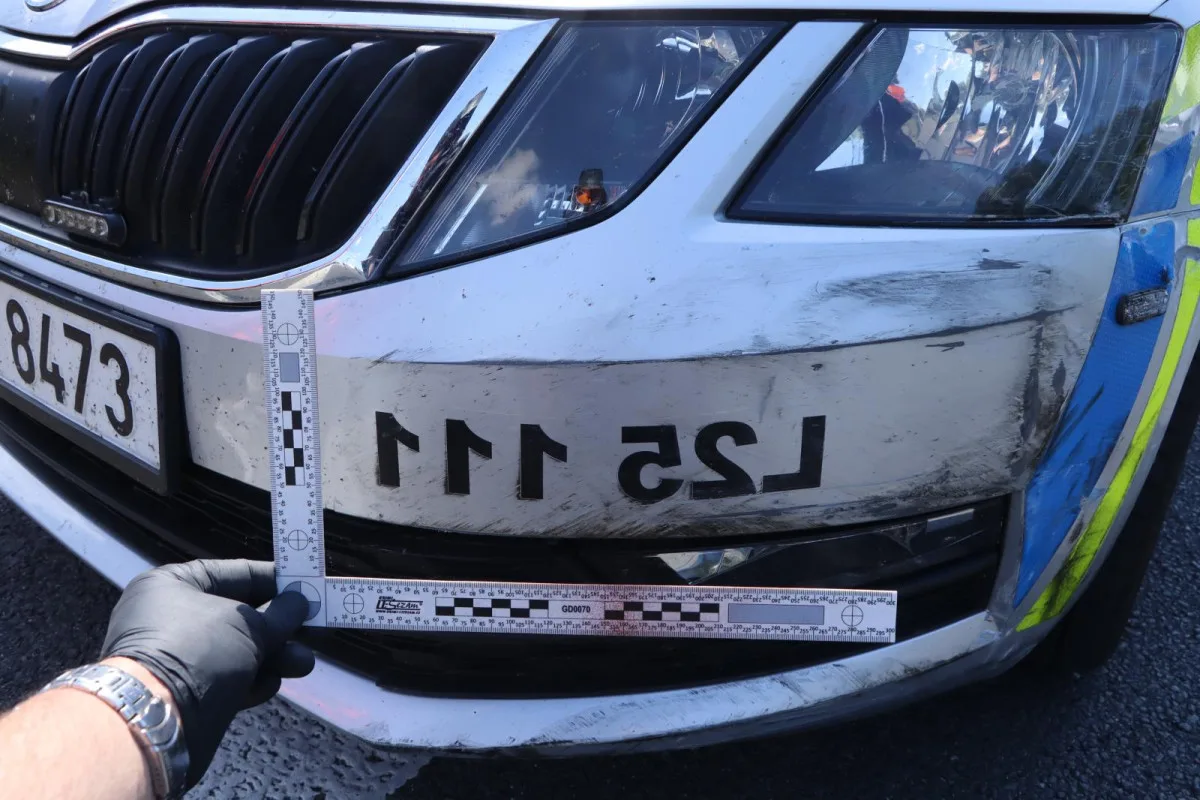 Řidička s kradeným autem srazila policistu a ujížděla. Policisté jí cestu zahradili kamionem