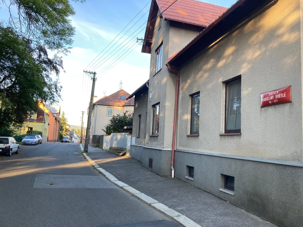 Policie v Liberci řeší parkování u své služebny, náměstek její postup kritizuje
