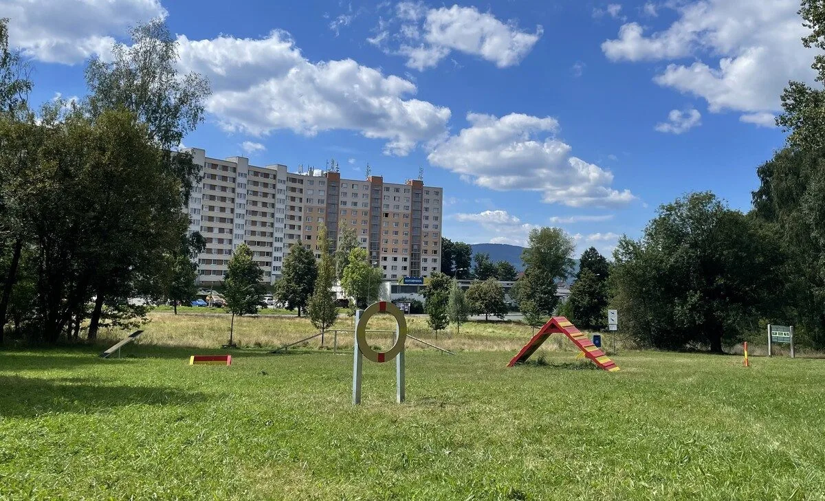A co pejsci? Město opravilo cvičiště v Hlávkově a Broumovské ulici