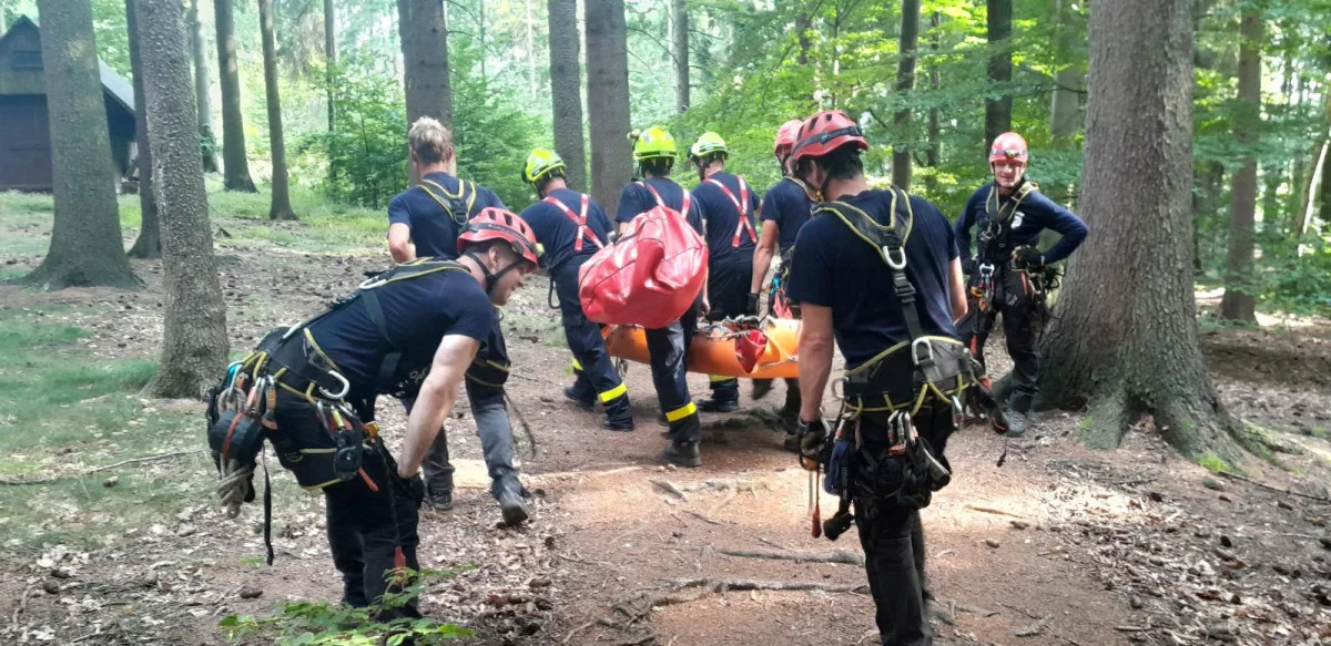 Zřítil se z prudké stráně na Riegrově stezce, hasiči muže hodinu hledali