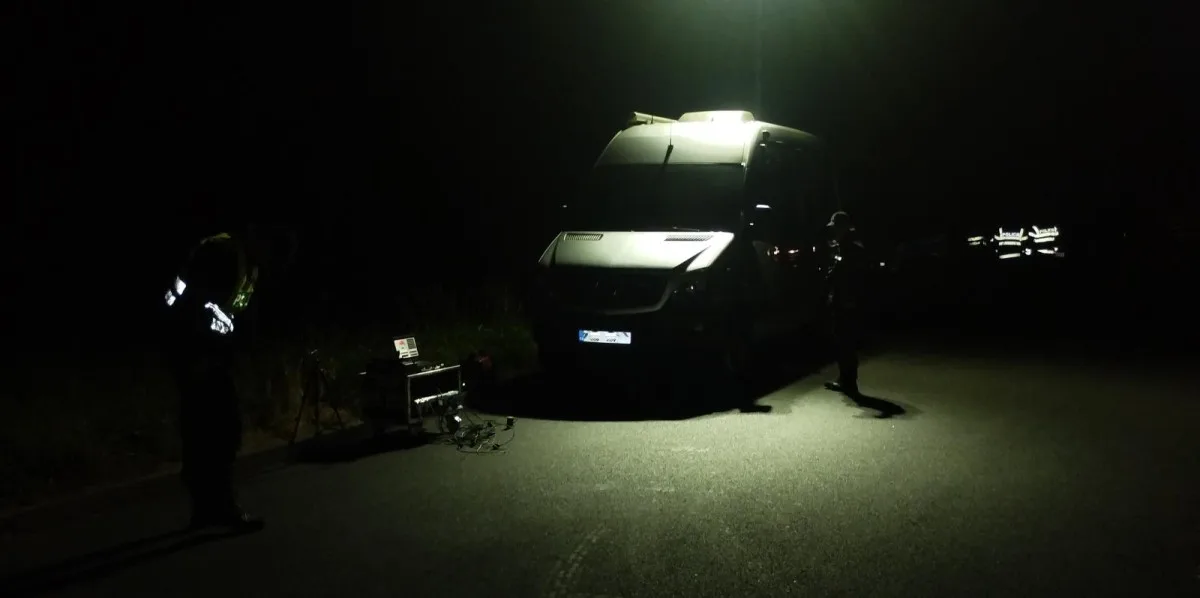 Policisté hledali v kamionech migranty. Speciální přítroj zaznamená tlukot srdce