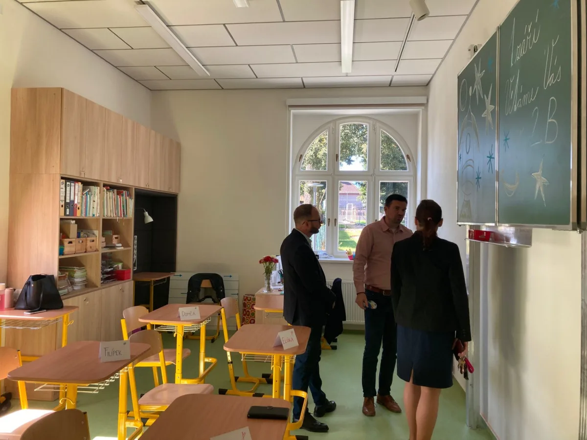 Bývalý internát v Zeyerově ulici se proměnil ve školu. Dnes poprvé přivítala žáky