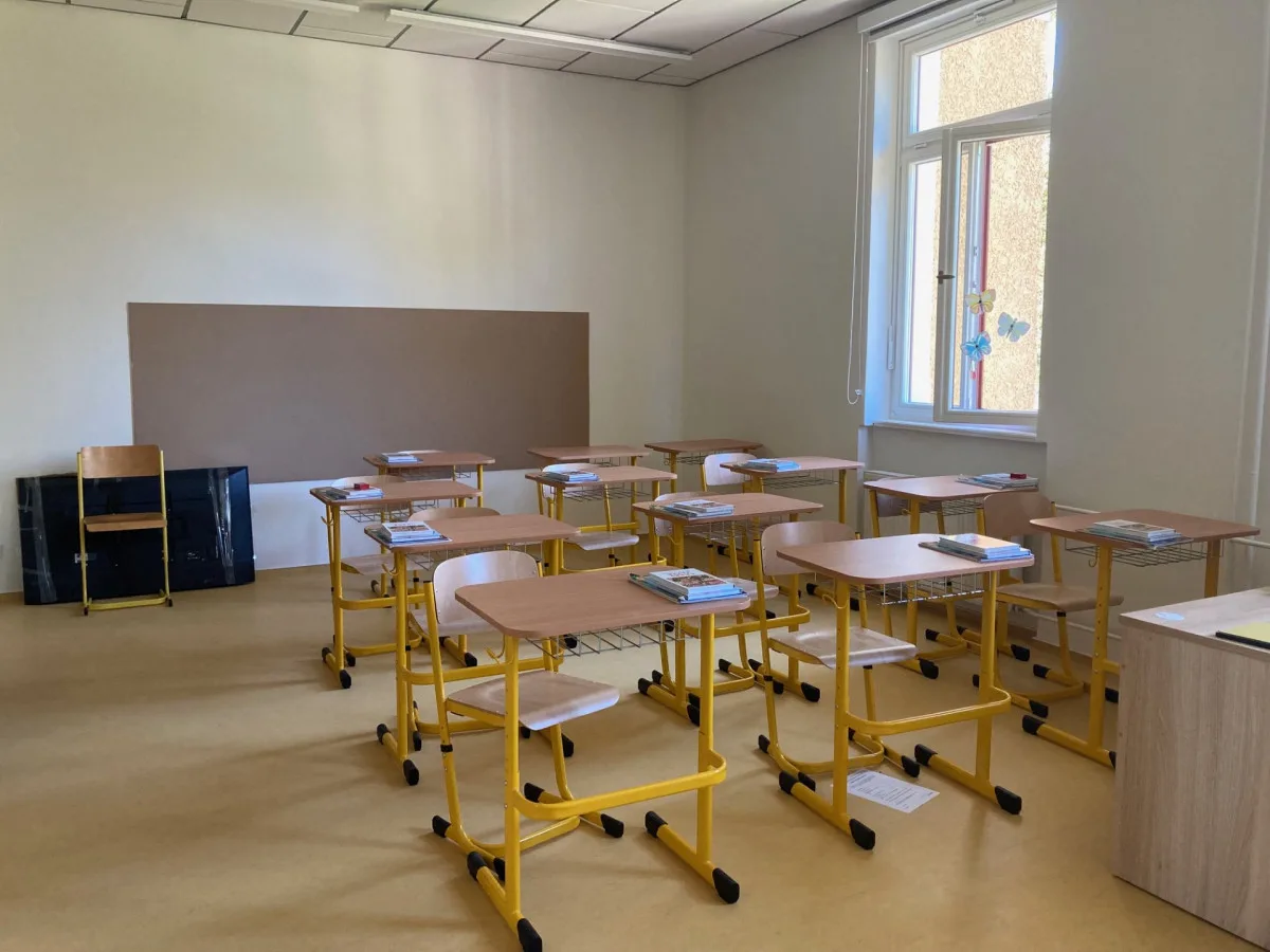 Bývalý internát v Zeyerově ulici se proměnil ve školu. Dnes poprvé přivítala žáky