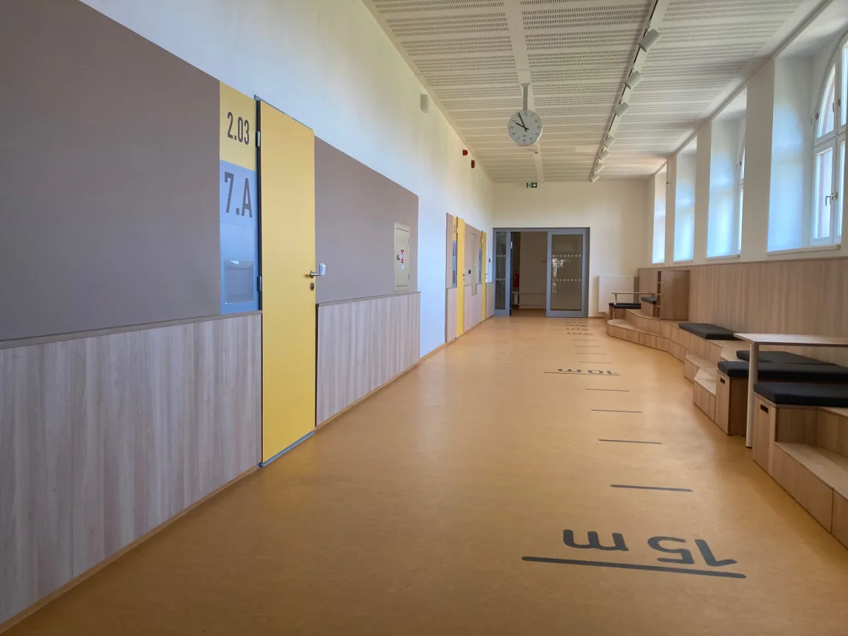 Bývalý internát v Zeyerově ulici se proměnil ve školu. Dnes poprvé přivítala žáky