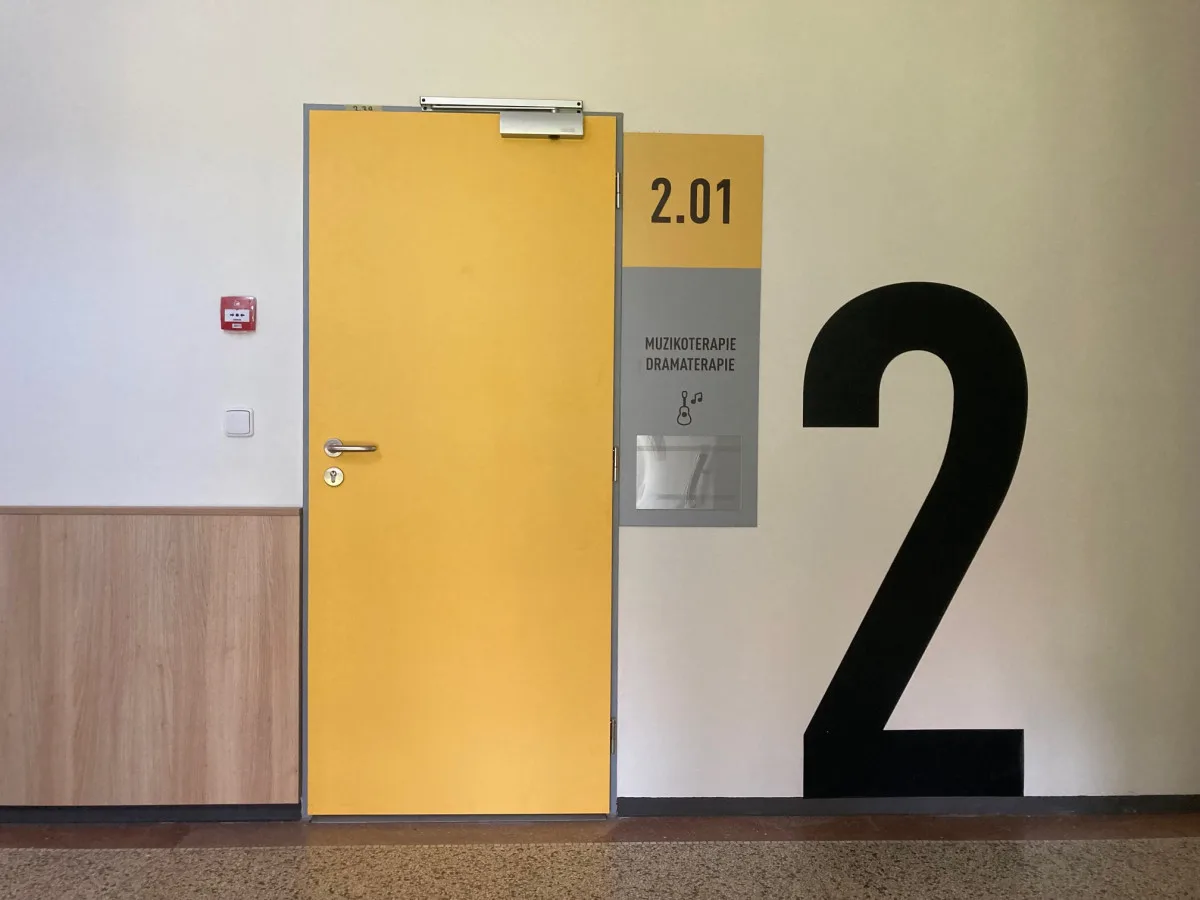 Bývalý internát v Zeyerově ulici se proměnil ve školu. Dnes poprvé přivítala žáky