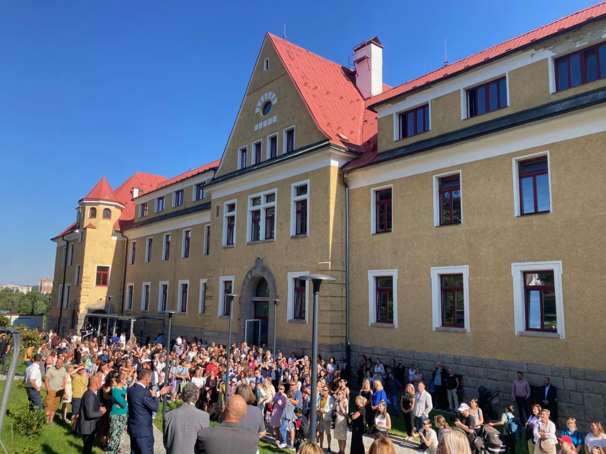 Bývalý internát v Zeyerově ulici se proměnil ve školu. Dnes poprvé přivítala žáky
