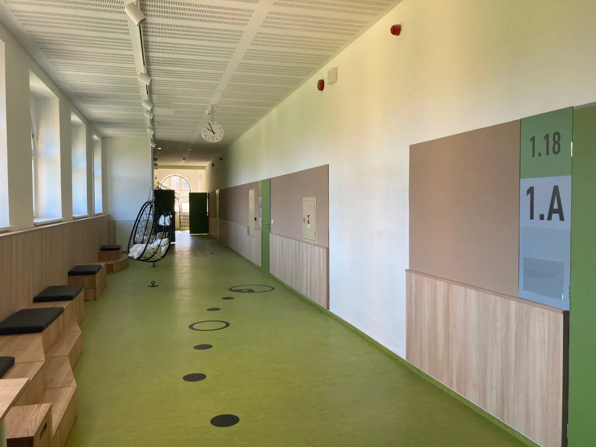 Bývalý internát v Zeyerově ulici se proměnil ve školu. Dnes poprvé přivítala žáky