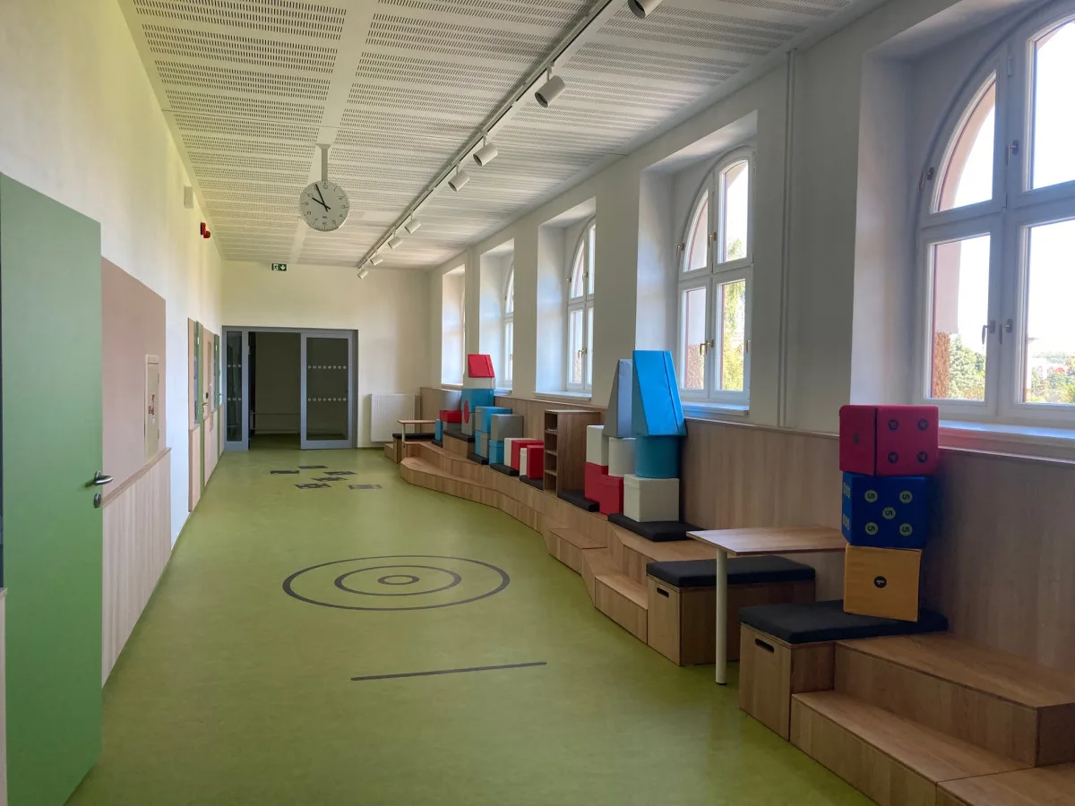 Bývalý internát v Zeyerově ulici se proměnil ve školu. Dnes poprvé přivítala žáky