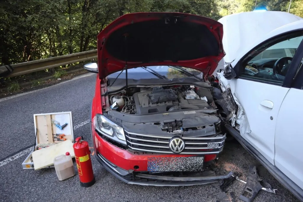 Děda vezl tříletého vnuka a usnul za volantem. Čelně se srazil s autem v protisměru
