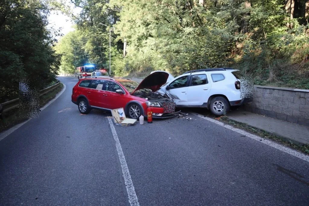 Děda vezl tříletého vnuka a usnul za volantem. Čelně se srazil s autem v protisměru