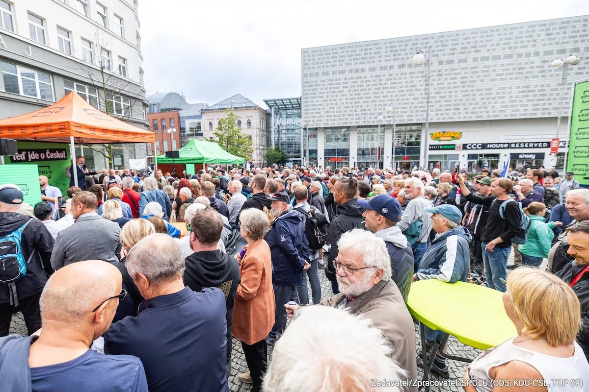 Nadávky a výčitky, ale i potlesk. Na premiéra Fialu čekalo v Liberci zaplněné náměstí