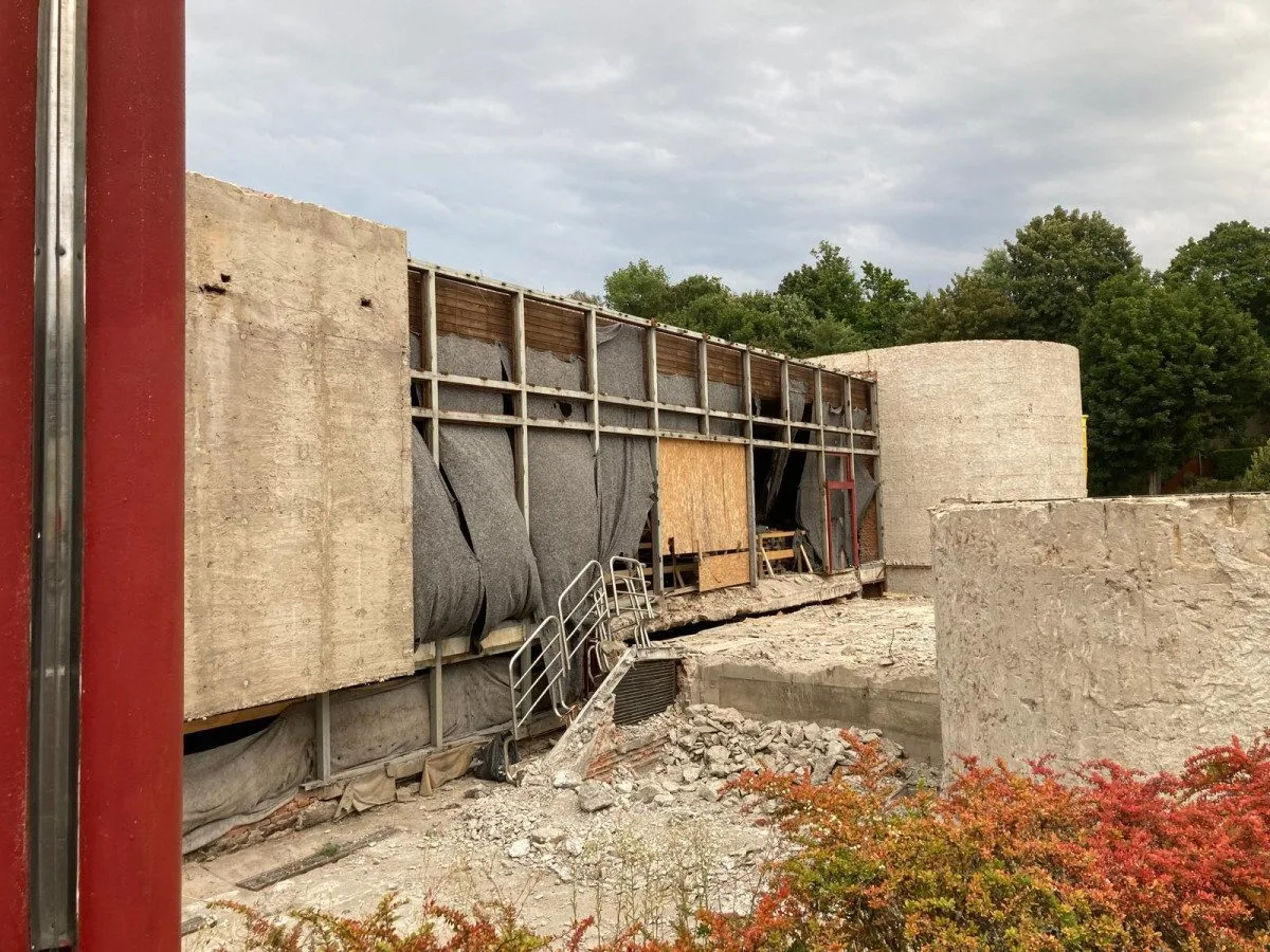 Další vícepráce opět zvýšily cenu opravy bazénu. Hrozí i prodloužení termínu dokončení