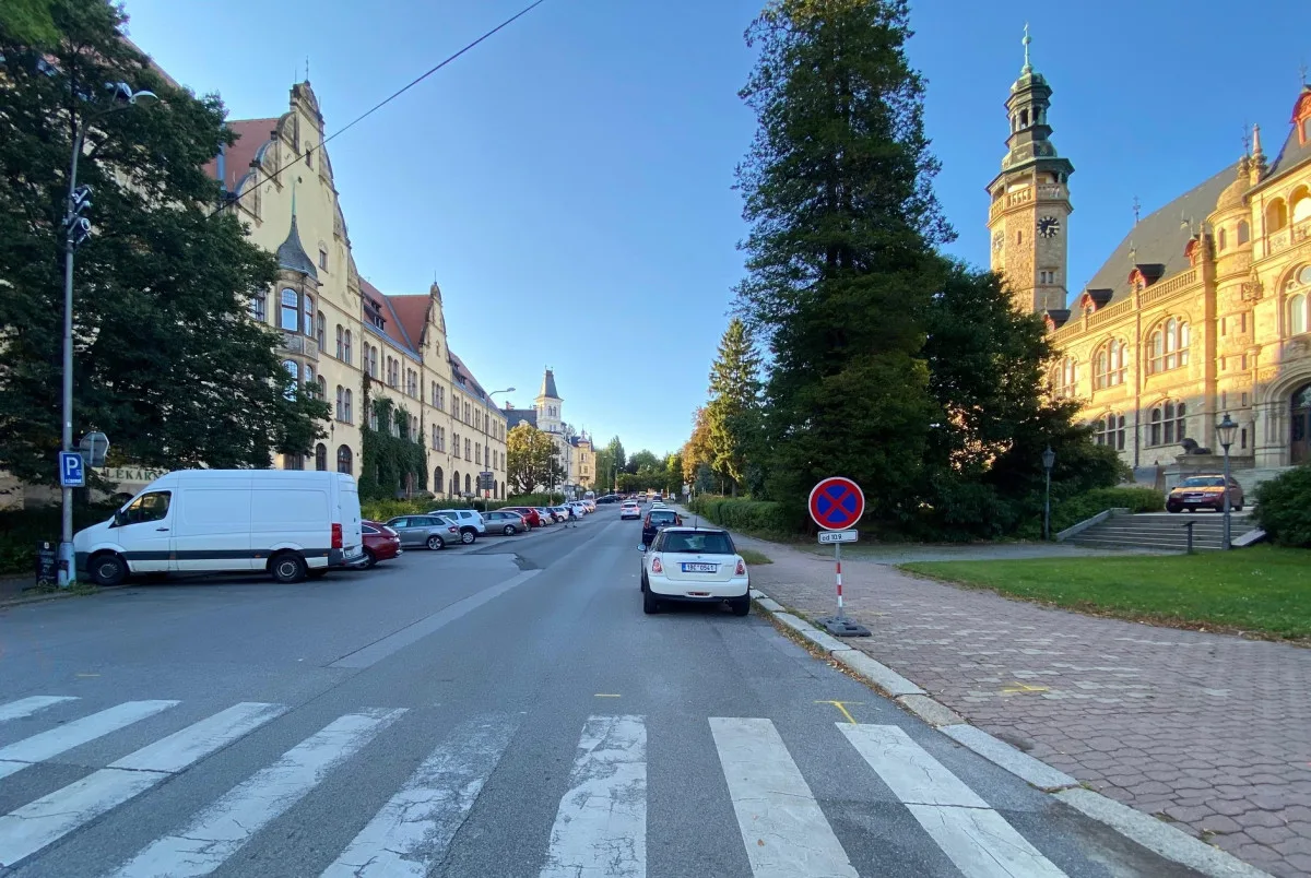 Fotografie Vítězné ulice byla pořízena ještě před zahájením rekonstrukce.