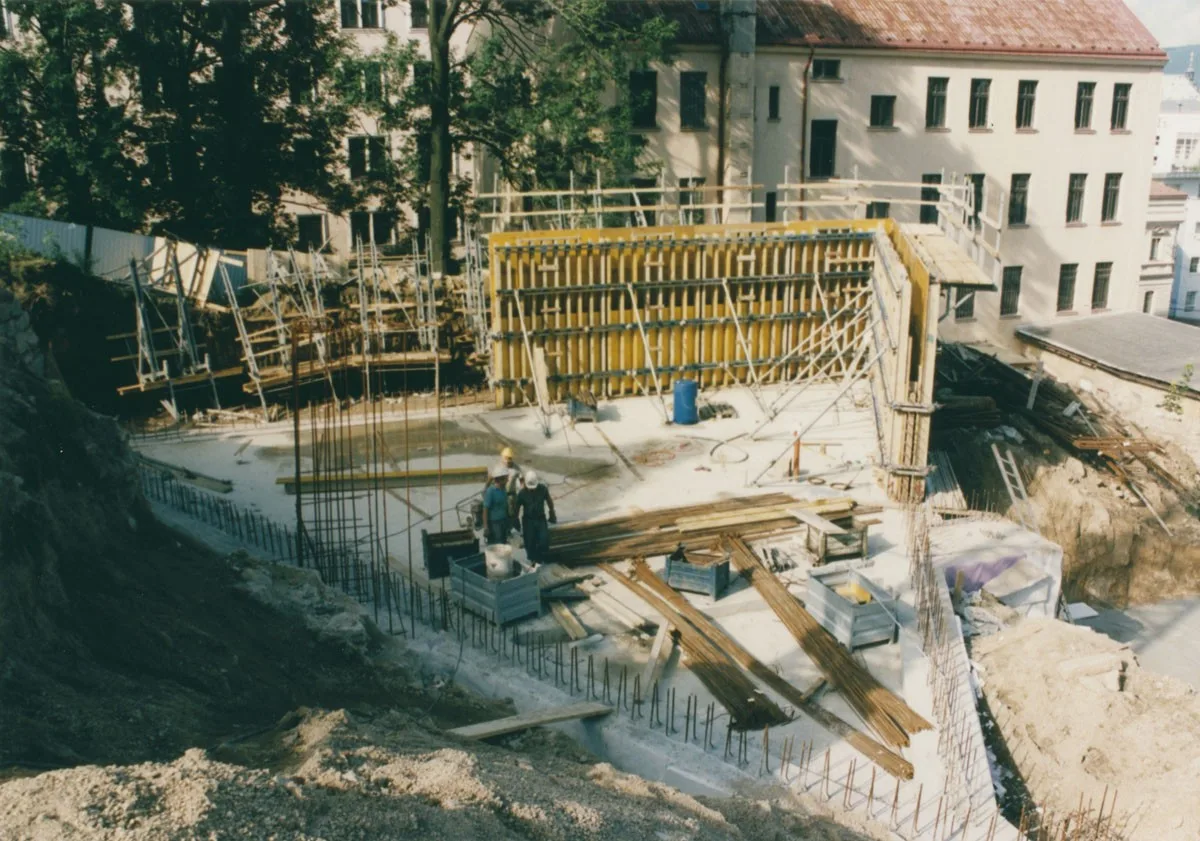 Stavba smíření, ve které sídlí knihovna i synagoga, slaví 25 let. Zůstává nadčasovou