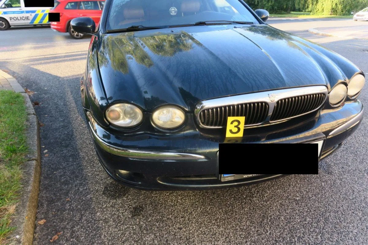 Jaguar srazil v Jablonci na přechodu mladého chodce, přehlédl ho