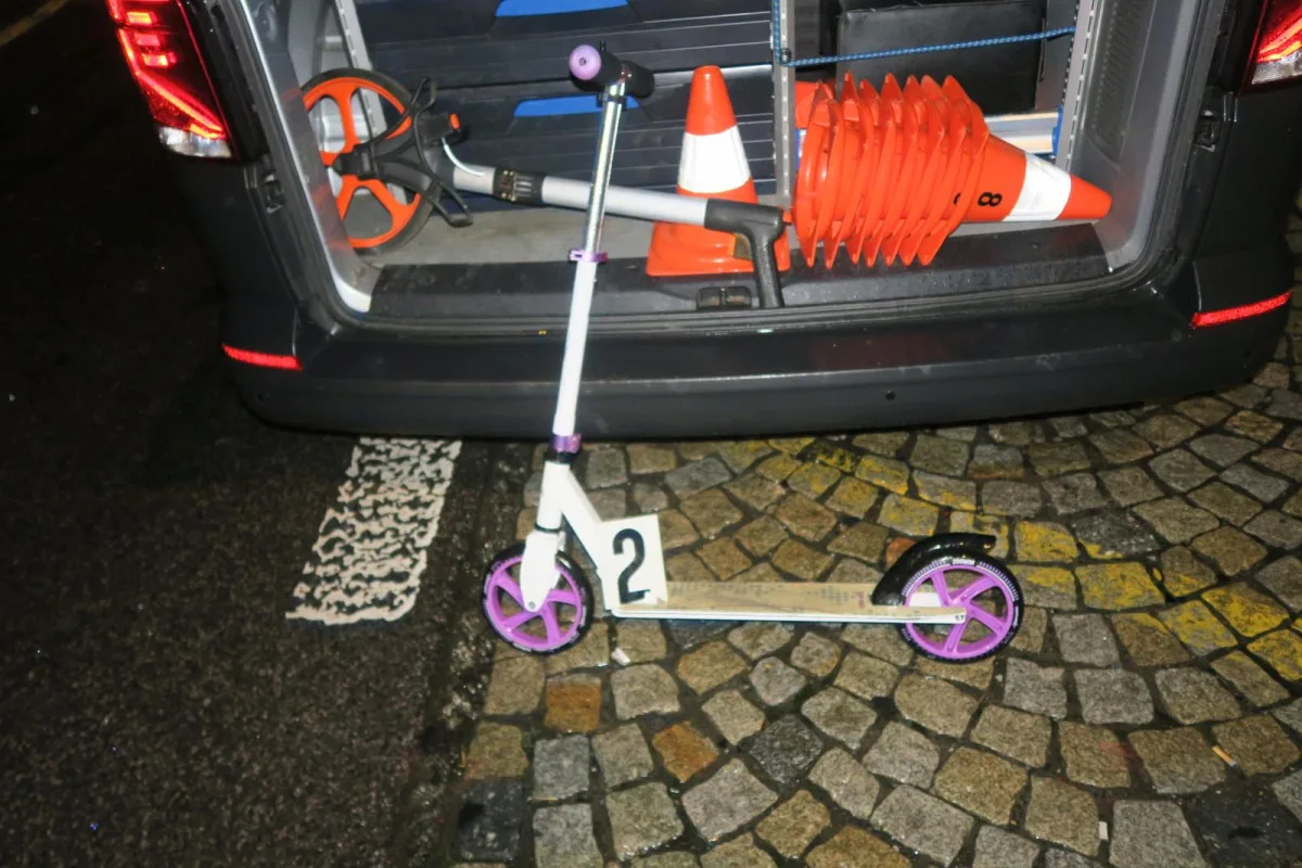 Žena nezvládla sjezd na koloběžce v Jablonci a narazila do auta. Nadýchala 1,74 promile