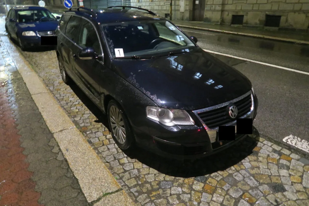Žena nezvládla sjezd na koloběžce v Jablonci a narazila do auta. Nadýchala 1,74 promile